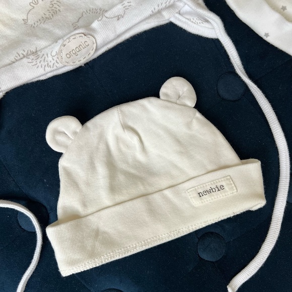 Set of 3 white baby hats - Picture 3 of 4